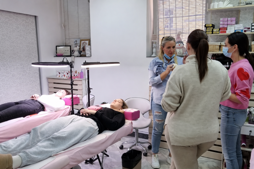 Koliko traje edukacija za nadogradnju trepavica? edukacija za nadogradnju trepavica Nika Academy Novi Sad